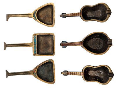 אוסף 6 מאפרות פליז ALI ישראליאנה, מעוצבות ככל מיתר שונים, מעוטרות צביעת אמייל, חתומות, אורך 13 ס"מ