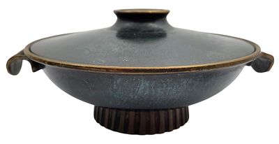 קופסת נחושת וברונזה בפטינה ירוקה "דייגי" "DAYAGI" ישראליאנה, מעוטרת תבליט של זוג דגים, חתומה 