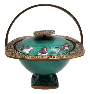 קופסת נחושת ופליז "אילן" "ILAN" ישראליאנה, עם ידית נשיאה, מעוטרת ציור ופסיפס בצביעת אמייל, גובה 