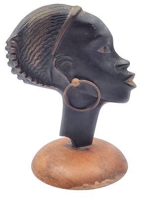 תבליט פסל ברונזה בפטינה שחורה על בסיס עץ נערה תימניה "דייגי" "DAYAGI" ישראליאנה, חתום, גובה 19 