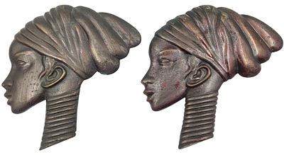 זוג תבליטי ברונזה לתלייה שת נערות "דייגי" ישראליאנה, גובה 17 ס"מ. 
ראובן דייגי נולד בשנת 1913 