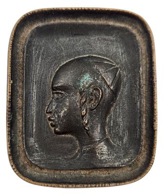 ילד תימני, תבליט ברונזה לתליה "פל-בל" "PAL BELL" ישראליאנה, חתום, אורך 6 ס"מ.