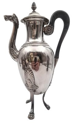 קנקן כסף 950 "אמפיר" צרפתי עתיק, משפך מעוצב כראש סוס, רגליות מעוצבות כפרסות, ידית עץ, מעוטר 