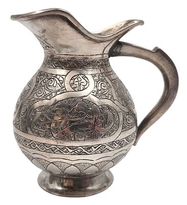 קנקן חלב כסף 900 מצרי מעוטר בחריטה עדינה של ערבסקות, חתום, גובה 8.5 ס"מ, משקל 143 גרם