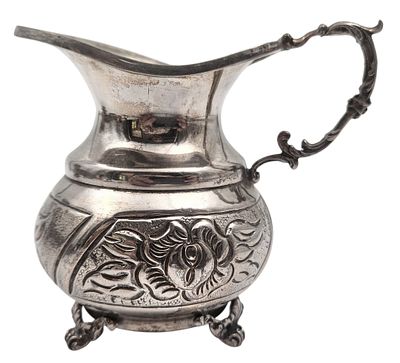 קנקן חלב כסף 925 , ידית מעוצבת כגבעול, מעוטר ריקוע פרחים, חתום, גובה 8 ס"מ, משקל 94 גרם