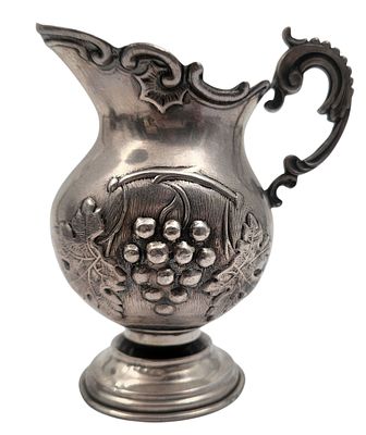 קנקן חלב כסף גבוה (נבדק) ידית מעוצבת כגבעול, מעוטר תבליטי גפנים, גובה 9.5 ס"מ, משקל 78 גרם