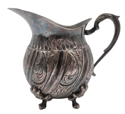 קנקן חלב כסף 835 גרמני עתיק, ידית מעוצבת כגבעול, מעוטר תבליטי צמחיה, חתום, גובה 7 ס"מ, משקל 70 גרם