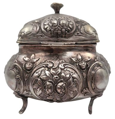 קופסת כסף 800 גרמנית עתיקה, מעוטרת תבליטי פרחים וצמחיה, חתומה, גובה 10 ס"מ, משקל 227 גרם