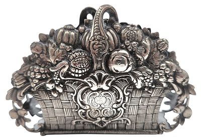 מפיון כסף 800 עתיק, מעוצב כסל פירות, מעוטר תבליטים, חתום, אורך 11, משקל 124 גרם.