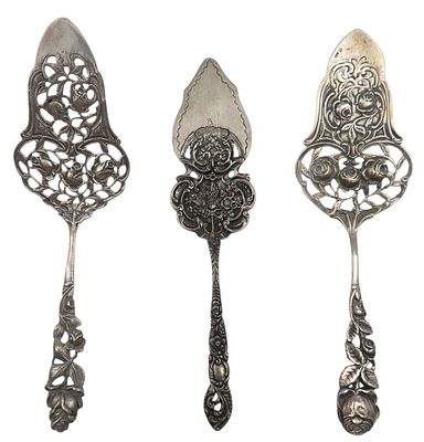 אוסף 3 מרית לעוגה כסף 800 עתיקים, מעוטרים תבליטי פרחים, חתומים, הארוך 21 ס"מ, משקל 159 גרם