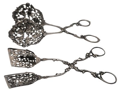 זוג מלקחיים כסף 800 עתיקים וגדולים, מעוטרים תבליטי צמחיה, חתומים, הארוך 20 ס"מ, משקל 148 גרם