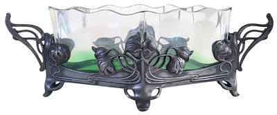 סנטר פיס פיוטר "WMF" גרמניה "אר נובו" כולל כלי זכוכית מקורי, חתום, אורך 24 ס"מ