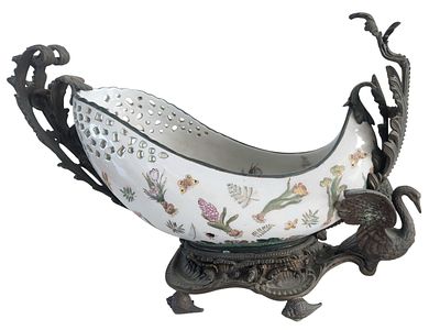 סנטר פיס גדול ומרשים ברונזה וקרמיקה "WONG LEE" סין, מעוטר פסל ברבור, רגליות מעוצבות כקונכיות 