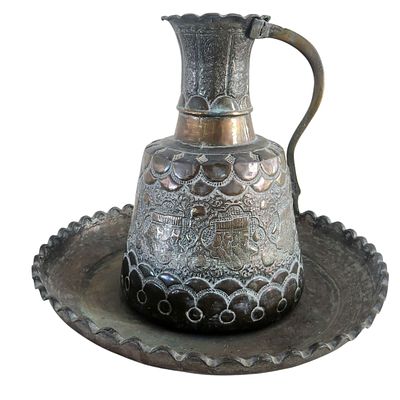 קנקן נחושת פרסי ומגש תואם, מעוטר ריקוע וחריטה של דמויות, גובה 39 ס"מ, קוטר 50 ס"מ