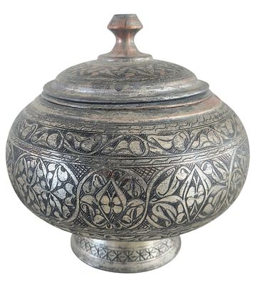 קופסת נחושת פרסית עתיקה, מעוטרת חריטה וציפוי בדיל, גובה 25 ס"מ