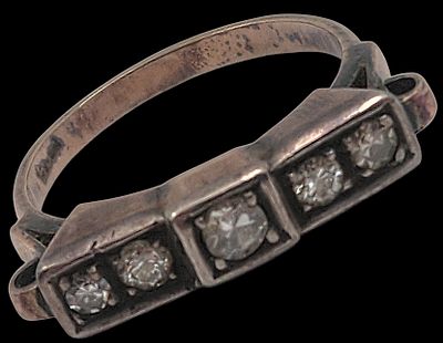 טבעת זהב 18K עתיקה מעוטרת יהלומים טבעיים במשקל כ-30 נקודות, מידה 53, משקל 2.9 גרם