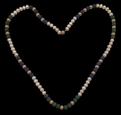 מחרוזת פנינים טבעיות, זהב 14K, לאפיס לאז'ולי ואמרלד טבעיים, אורך 78 ס"מ, קוטר 7-8 מ"מ, משקל 68 גרם