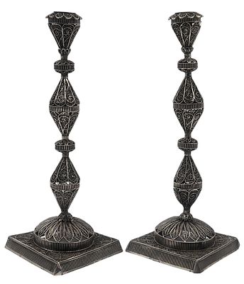 זוג פמוטי כסף 900, מעוטרים עבודת פיליגרן, חתומים, גובה 23.5 ס"מ, משקל 265 גרם