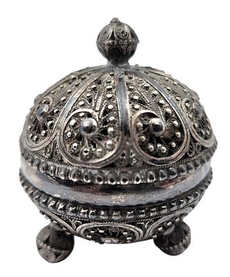 הדס בשמים כסף (נבדק) בעבודת פיליגרן, כנראה בצלאל, גובה 5 ס"מ, משקל 50 גרם