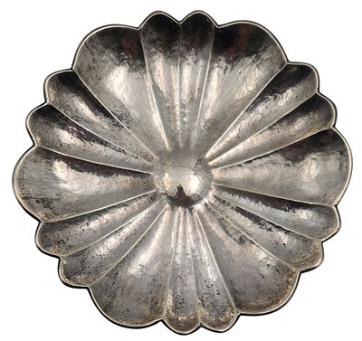 קערית כסף 925, 3 רגליות ומעוטרת ריקוע יד, חתומה, קוטר 17 ס"מ, משקל 152 גרם