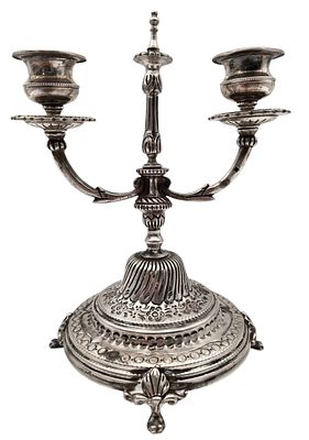 פמוט שבת דו קני כסף 900 מצרי, מעוטר תבליטים וריקוע יד, חתום, גובה 20 ס"מ, משקל 436 גרם