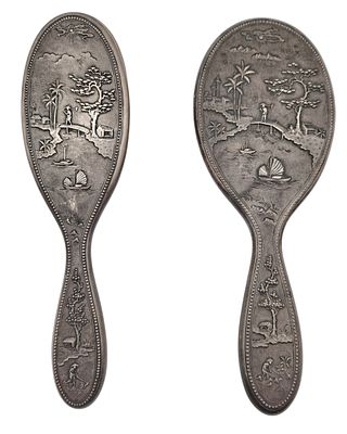 סט טואלט כסף 900 ויאטנם, מעוטר עבודת ריקוע אוריינטלית אמנותית מרהיבה של חיי כפר דייגים, כולל 