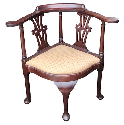 כסא פינתי מעץ מהגוני, אנגלי בסגנון צ'יפנדייל, גובה משענת 75 ס"מ. 
הרהיטים משומשים ויתכנו פגמים 