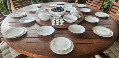 סט לאוכל מושלם ל-8 סועדים פורצלן "Hutschenreuther" גרמניה, דגם "Bunte Blatter" שעוצב במקור על 