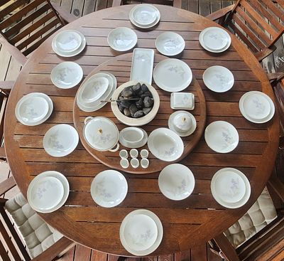 סט לאוכל מושלם ל-8 סועדים פורצלן "Hutschenreuther" גרמניה, דגם "Bunte Blatter" שעוצב במקור על 