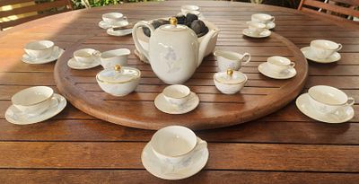 סט לקפה, תה ואספרסו פורצלן "Hutschenreuther" גרמניה, דגם "Bunte Blatter" שעוצב במקור על ידי 