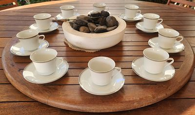 סט לקפה או תה ל-10 פורצלן "Olympia" יפן, מעוטרים פס כסף, הסט כולל 10 ספלים ו-10 תחתיות תואמות 