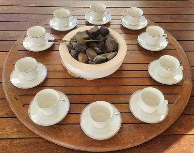 סט לקפה או תה ל-10 פורצלן "Olympia" יפן, מעוטרים פס כסף, הסט כולל 10 ספלים ו-10 תחתיות תואמות 