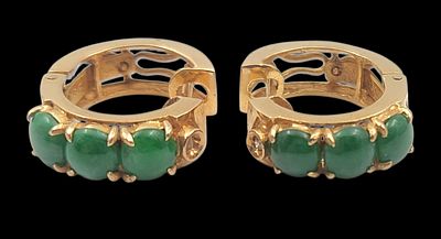 זוג עגילי זהב 14K משובצים אמרלדים טבעיים בליטוש קבושון, קוטר 15 מ"מ, משקל 3.3 גרם.