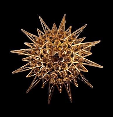 תליון סיכת זהב 22K עתיקה בעבודת צורפות מיוחדת, קוטר 45 מ"מ, משקל 12.1 גרם.