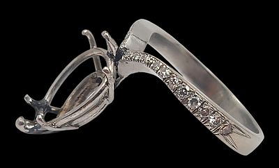 טבעת זהב לבן 18K, משובצת יהלומים טבעיים, ללא אבן מרכזית, מידה 47, משקל 3.5 גרם