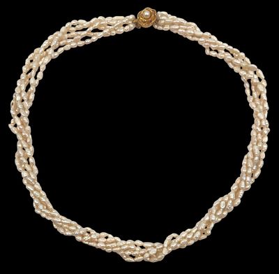 מחרוזת פניני אורז טבעיות מרובת גדילים, סוגר כסף מצופה זהב, אורך 64 ס"מ