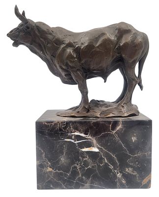 שור, מיגל פרננדו לופז-מילו (1955) MIGUEL FERNANDO LOPEZ - MILO, פסל ברונזה על בסיס שיש, חתום 