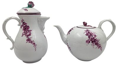 זוג קנקנים גדולים פורצלן MEISSEN גרמניה, חתומים, לאחד צ'יפ ולשני תיקון, גובה 22 ס"מ