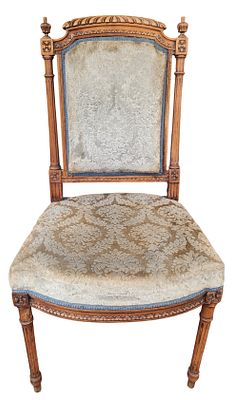 כסא עץ אגוז עתיק בסגנון לואי ה 16, ריפוד קטיפה, גובה משענת 93 ס"מ. 
הרהיטים משומשים ויתכנו 