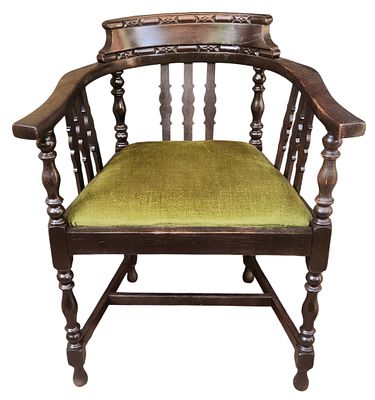 כורסת עץ קפטן ויקטוריאנית עתיקה, ריפוד קטיפה, גובה משענת 78 ס"מ. 
הרהיטים משומשים ויתכנו פגמים 