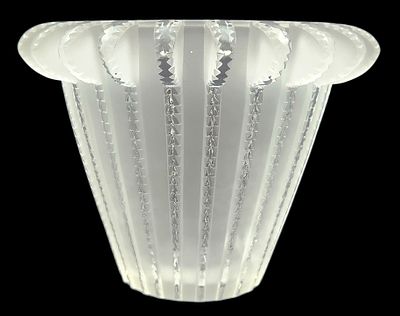 אגרטל קריסטל LALIQUE צרפת 1936, דגם ROYAT, חתום, גובה 15 ס"מ, קוטר 21 ס"מ. 
פריט שביר או בגודל 