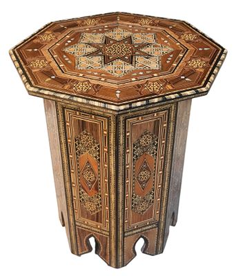 שולחן קפה דמשקאי, מעוטר עבודת מרקטרי, מצב כחדש, גובה 53 ס"מ, קוטר 44 ס"מ. 
הרהיטים משומשים 