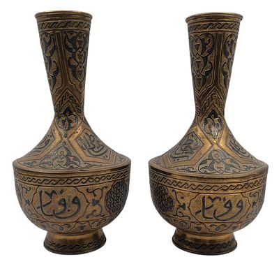 זוג אגרטלי פליז איסלמים עתיקים, מעוטרים בעבודת דמשק מכסף ונחושת אדומה, גובה 30 ס"מ