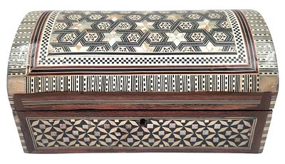 קופסת תכשיטים דמשקאית, מעוצבת כתיבת אוצר, מעוטרת מרקטרי וחיפוי קטיפה פנימי, כוללת מפתח, 26X17X13 ס"מ