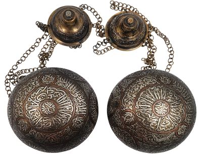 זוג מנורות מסגד איסלמיות סוריות עתיקות ומקוריות, מעוטרות בעבודת דמשק כסף ונחושת אדומה, גובה 72 