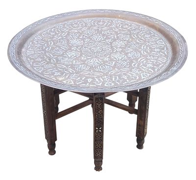 שולחן קפה דמשקאי ענק ועתיק, מעוטר עבודת דמשק בכסף ונחושת אדומה, גובה 53 ס"מ, קוטר 79 ס"מ. 