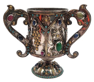 נטלה טורקמנית גדולה, מעוטרת אבני חן ומגיני דוד, גובה 20 ס"מ