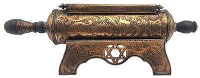 בית מגילת אסתר מנחושת, מעוטר ריקוע וחריטה, מתאים למגילה ברוחב מקסימלי של 16 ס"מ, אורך 39 ס"מ