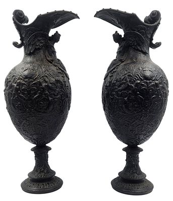 זוג אגרטלי פלדה ניאו קלאסים גוטים צרפתים עתיקים, כבדים וגדולים, מעוטרים תבליטים ומלאכיות 