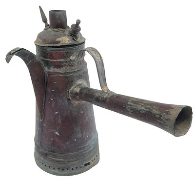 דאלה סמובר פחמים ענק ועתיק מנחושת אדומה, כולל פיר פחמים פנימי לחימום, גובה 38 ס"מ.